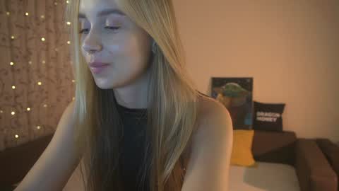 Elley  online show from December 26, 4:25 pm