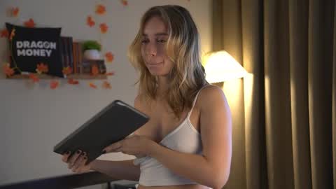 Elley  online show from October 3, 8:08 am