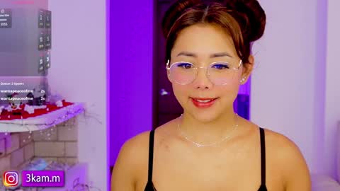 independent model online show from December 7, 11:07 am