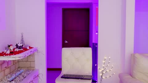 independent model online show from December 6, 11:00 am