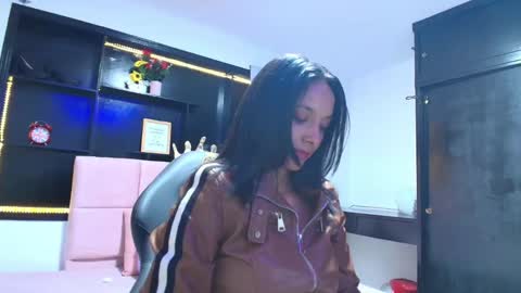 _camila_evans_ online show from February 17, 1:22 pm