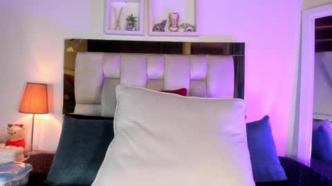 Isabella online show from February 6, 12:30 pm