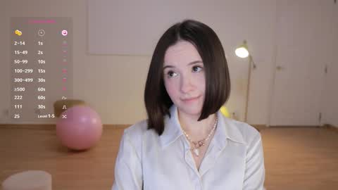 Essie  online show from October 8, 4:33 pm