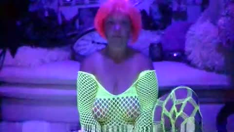 _hitgirly_ online show from March 4, 5:25 am