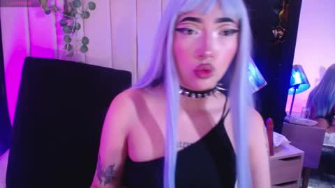 Mia online show from December 20, 2:05 pm