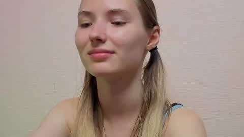 _kikiclark_ online show from July 5, 7:19 pm