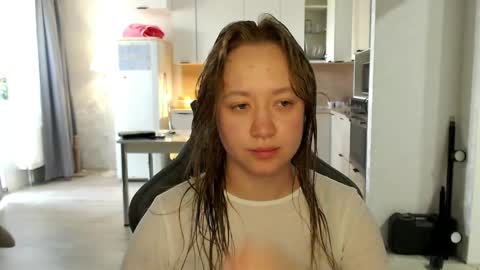 _lalune_ online show from June 6, 10:43 am