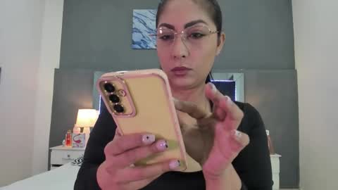 Lauralove online show from February 4, 9:07 pm