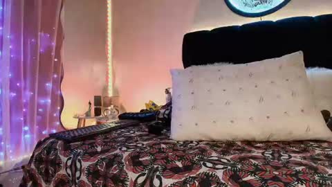 Lorrayne online show from August 6, 1:29 pm
