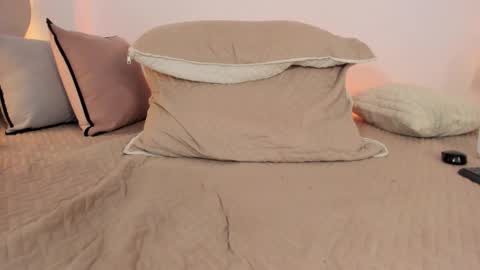 _luuciana_ online show from March 28, 8:36 am