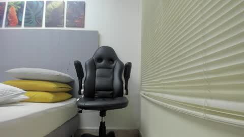 _molly_rosse_ online show from April 18, 12:07 pm