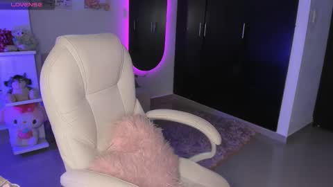   online show from November 4, 4:01 pm