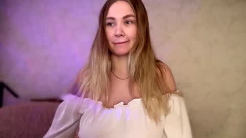 _sofiawood1_ online show from April 4, 3:38 am