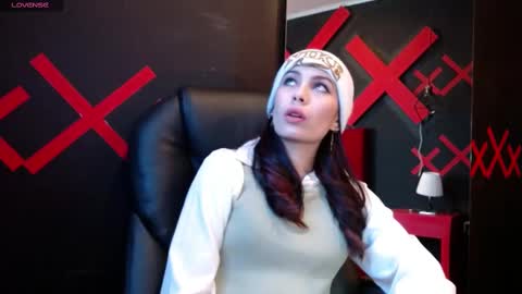 Yuyi online show from February 10, 11:15 am