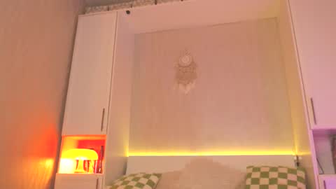 Lea online show from December 10, 5:44 pm