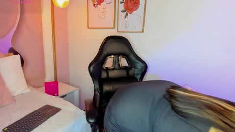 abbiejones_ online show from November 21, 1:35 pm