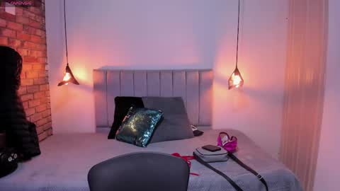 Abril Fox online show from April 23, 8:00 pm