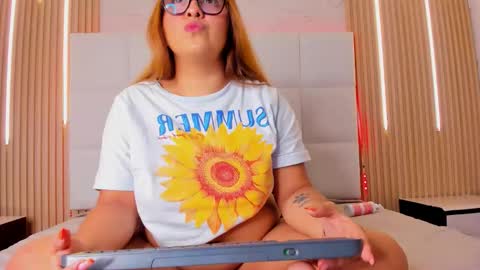 abril_snow online show from February 17, 8:41 pm