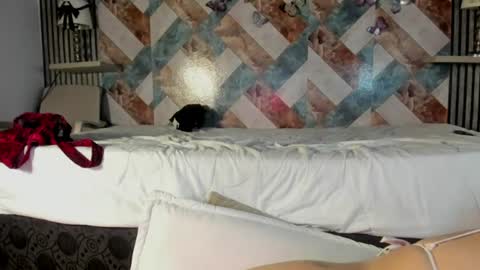 addison_avery online show from July 18, 3:54 am