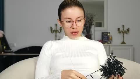 Aelia online show from October 12, 4:15 am