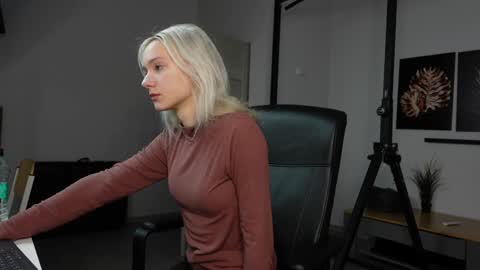 Agelina Lilly Laura online show from November 9, 6:42 am