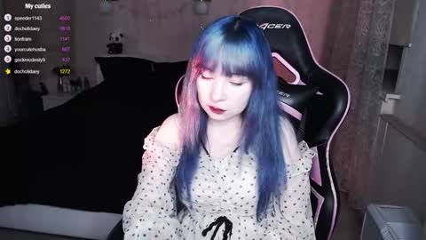 akirahartyx online show from October 19, 5:15 pm