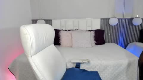 Yy  online show from April 14, 7:03 pm