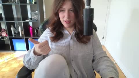 dont be afraid to click social media link its  working  just click on that  online show from October 22, 8:14 pm