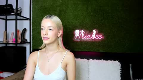 alexisbanx online show from July 14, 5:50 pm
