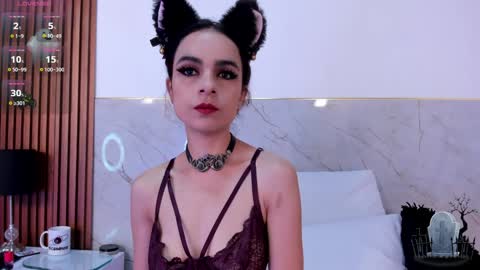 alicenoir_ online show from February 6, 2:37 pm