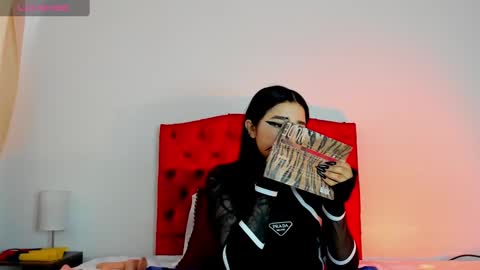 aliice_walker_ online show from December 17, 12:33 pm