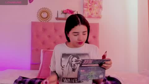 aliice_walker_ online show from December 6, 12:27 pm