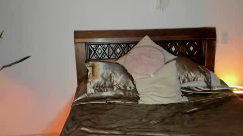 Andrea..... online show from April 4, 10:41 pm