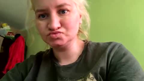 amely12 online show from April 15, 11:11 am