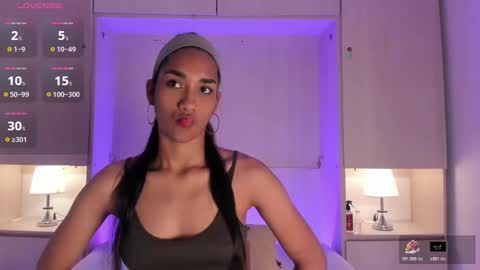 anaacollins_ online show from November 10, 11:38 am