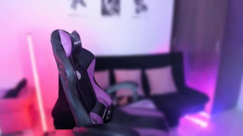      help me to get 100 thumps up  online show from January 29, 11:46 pm