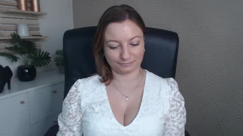 Angela online show from December 5, 7:30 am