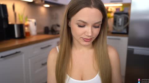 Im Anita thumb up me please its important online show from March 19, 9:41 pm