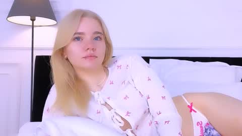 AnnaBelle online show from October 18, 2:25 am