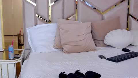 annabellewest online show from April 1, 6:47 am