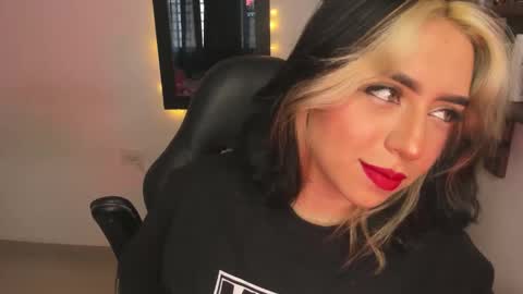 Annika online show from December 16, 1:28 pm