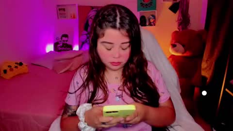   Independent model  online show from March 1, 4:26 am