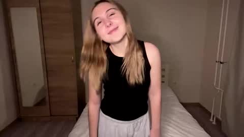 Emi online show from December 1, 4:09 pm