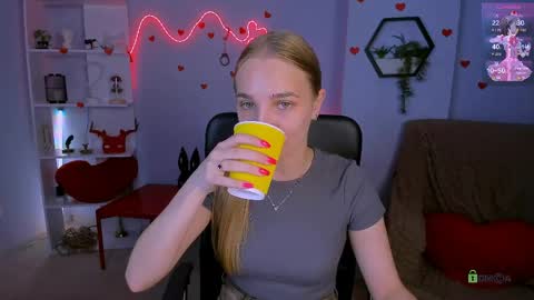 aria_voss_ online show from May 27, 5:37 am