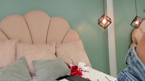 Ariel online show from December 24, 1:17 pm