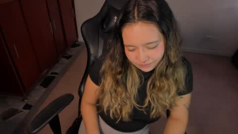 ash_smith1 online show from May 28, 10:18 pm