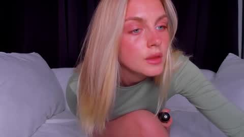 your pretty Ashley online show from March 18, 2:55 pm