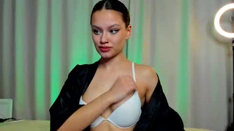 My name is Kiki  Help me with thumbps up please   online show from October 17, 9:29 pm