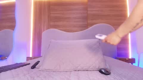 auroraa_miller online show from April 14, 3:06 am