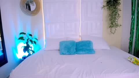 INSTAGRAM AURORA MCRY online show from March 31, 5:29 am